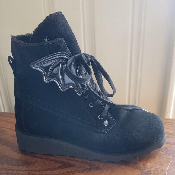 Black detachable bat wing shoe accessory, wings lace up into any shoe or boot - Picture 3 of 3